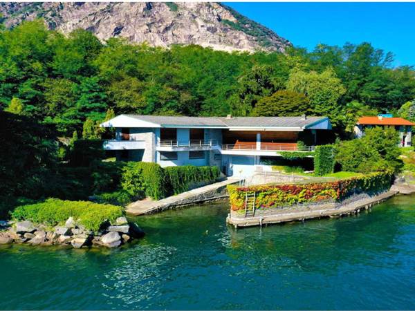 Villa sul lago con darsena