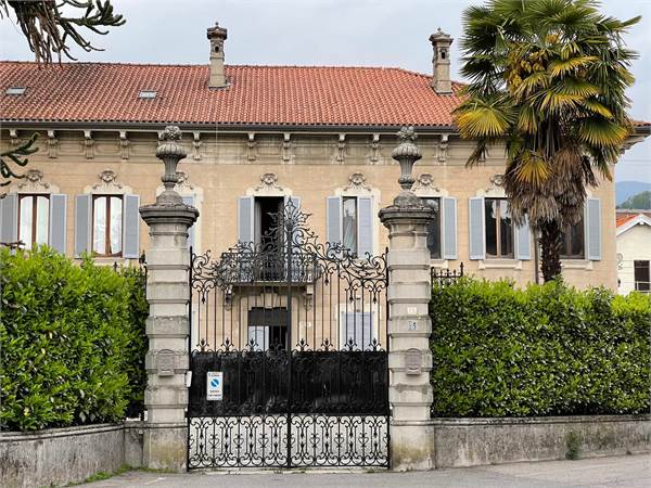 Prestigiosa villa con terreno circostante
