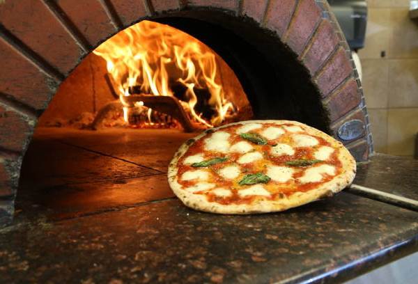 Ristorante pizzeria con ampio dehor attrezzato