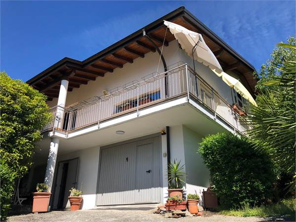 Elegante Villa in einer Wohngegend