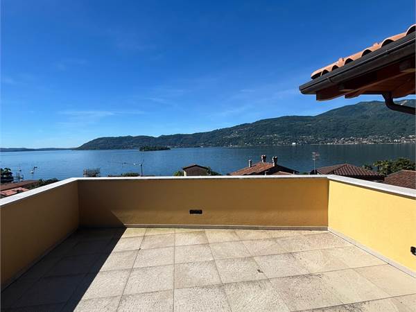 Nuovo attico vista lago con terrazzo e box auto