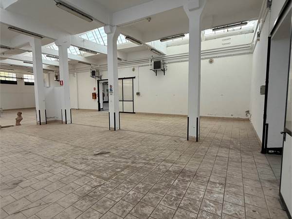Capannone di 390 mq a Verbania zona centrale