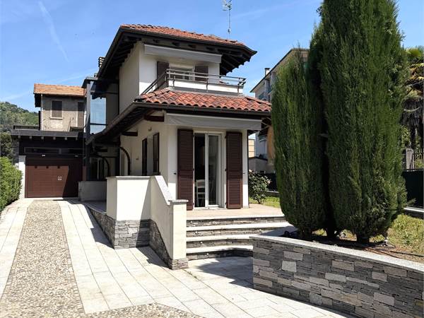 Freistehende Villa mit umliegendem G