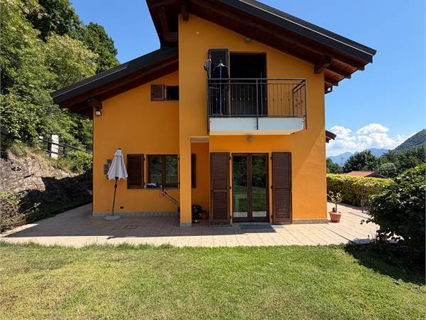 Soleggiata villa indipendente con terreno circostante di 1900 mq circa