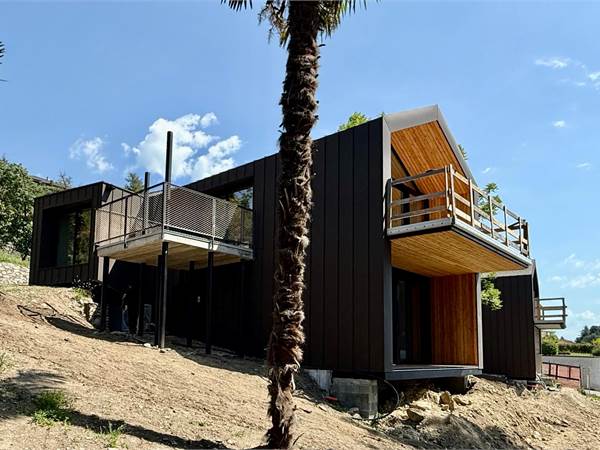 Immersa nella natura, villa di design vista lago 